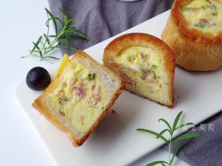 21、堡尔美克鸡蛋披萨杯,22、切开可以看到里面的鸡蛋芝士馅料，披萨杯是有的酥脆的。非常好吃！