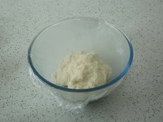 2、黑骑士面包,先把酵母和水搅拌均匀，再倒入面粉里，搅拌均匀至无颗粒，室温发酵至内部呈现丰富的蜂窝状时，即可。