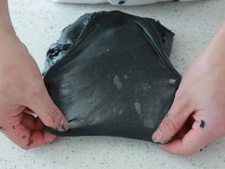 5、黑骑士面包,至面团筋度7成，揉成至可以拉出粗糙的膜。然后加入盐和黄油，揉至薄膜状态。