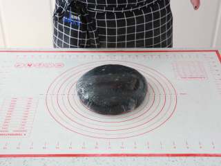 6、黑骑士面包,将面团包好保鲜膜，28度发酵约1小时左右。等待发酵的时间，可以先准备制作馅料。