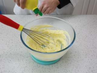 8、黑骑士面包,将软化的奶油奶酪加入细糖、柠檬汁搅拌均匀，稍打发。