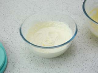 9、黑骑士面包,淡奶油打至六分发。