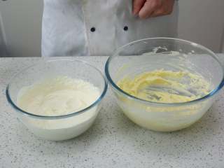 10、黑骑士面包,将打发的淡奶油加至奶酪糊中