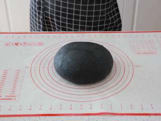 13、黑骑士面包,发酵好的面团约原来两倍大，手指粘粉，轻轻戳个洞，呈现缓慢的回缩。