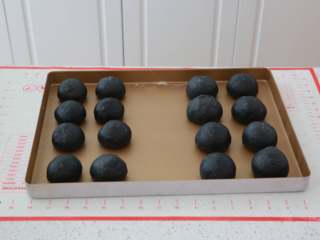 14、黑骑士面包,面团排气后，均匀分成8份。滚圆。