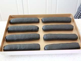 18、黑骑士面包,面团发酵至原来的2倍大。放进烤箱烘烤，上下火180-200度，烘烤时间16-18分钟。