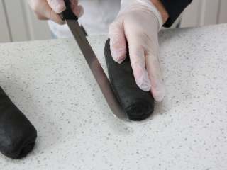 20、黑骑士面包,将面包从中间切开，别切断