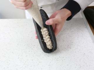 21、黑骑士面包,挤入奥利奥芝士奶油夹心