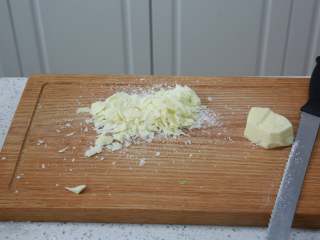 23、黑骑士面包,切适量的白巧克力，隔热水融合