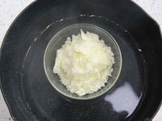 24、黑骑士面包,融化好的巧克力，非常顺滑无硬粒，稍微放凉即可使用。裱花袋剪口，别剪大了，不需要使用花嘴。