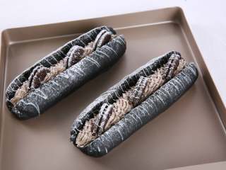 25、黑骑士面包,随意的在面包上画出线条装饰，均匀地洒上防潮糖粉