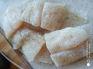 1、香煎龙利鱼,龙利鱼改刀，盐，胡椒粉腌制