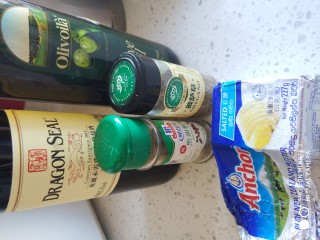 2、香煎龙利鱼,黑胡椒，披萨草，干红，橄榄油，黄油