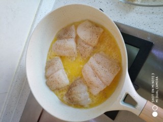 3、香煎龙利鱼,黄油+橄榄油煎