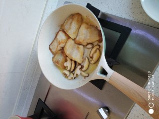 4、香煎龙利鱼,香菇，披萨草，双面焦黄喷干红