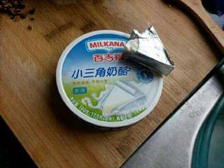 5、自创【煎酿土司披萨】,准备好的奶酪。