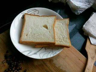 6、自创【煎酿土司披萨】,准备好的面包。