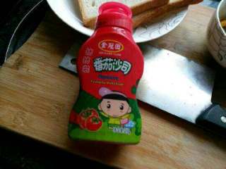 7、自创【煎酿土司披萨】,准备好的番茄酱。