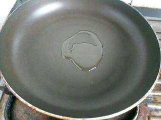 10、自创【煎酿土司披萨】,锅里放适量油。