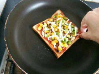 11、自创【煎酿土司披萨】,把面包放进去用手青青转动。