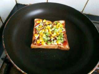 13、自创【煎酿土司披萨】,打开盖子可以了。