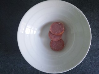 1、腊肠鸡蛋沙拉三明治,先准备几片香肠