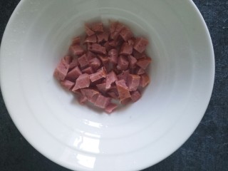 2、腊肠鸡蛋沙拉三明治,切碎丁