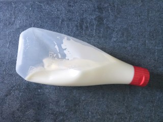 3、腊肠鸡蛋沙拉三明治,沙拉酱必不可少