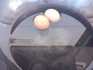 6、腊肠鸡蛋沙拉三明治,放水里煮熟