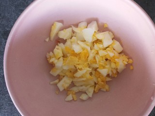 10、腊肠鸡蛋沙拉三明治,把一个煮好的鸡蛋弄碎