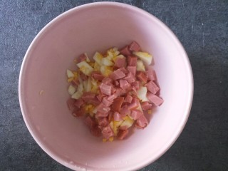 11、腊肠鸡蛋沙拉三明治,再放入香肠碎