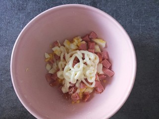 12、腊肠鸡蛋沙拉三明治,再挤点沙拉酱