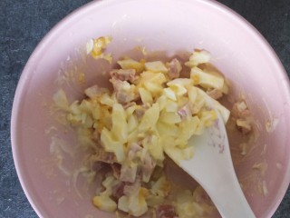 13、腊肠鸡蛋沙拉三明治,拌匀