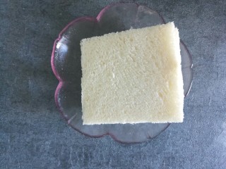 14、腊肠鸡蛋沙拉三明治,把土司的边缘去掉，也可以不去