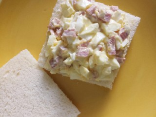 15、腊肠鸡蛋沙拉三明治,把拌好的鸡蛋沙拉放上去，然后再盖上一片土司