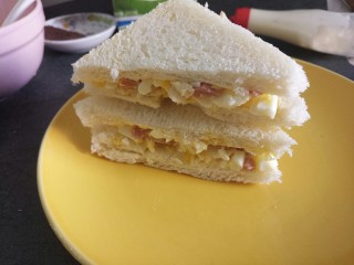 16、腊肠鸡蛋沙拉三明治,切成两半