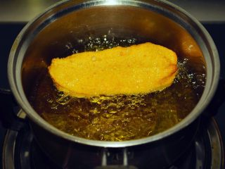 3、【自制安心油条 】，其实并不难~,浮起之后，用筷子来回翻动，让它均匀受热。等到全身金黄，基本就可以出锅了！每根大概一分钟不到的样子！也不要浮上来就捞出，有可能两根中间会夹生~