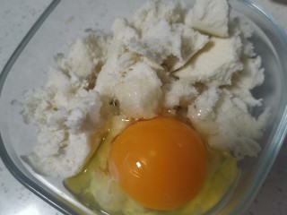 2、披萨,鸡蛋打到馒头里面