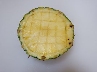 4、凤梨酸奶燕麦,低脂代餐,凤梨先切成十字状，然后把果肉挖出来。