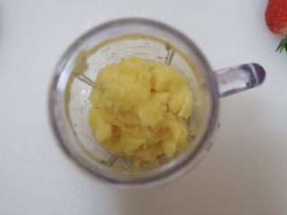 5、凤梨酸奶燕麦,低脂代餐,果肉放入料理机。