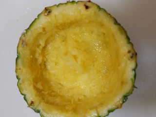 6、凤梨酸奶燕麦,低脂代餐,果皮放一边备用。