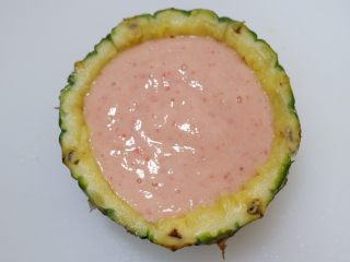 11、凤梨酸奶燕麦,低脂代餐,倒入凤梨碗中。