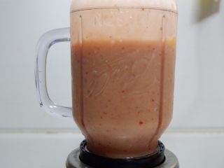 10、凤梨酸奶燕麦,低脂代餐,启动料理机将所有食材打碎打均匀。