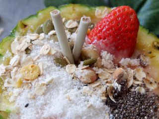 15、凤梨酸奶燕麦,低脂代餐,可以插上草莓和巧克力棒装饰。