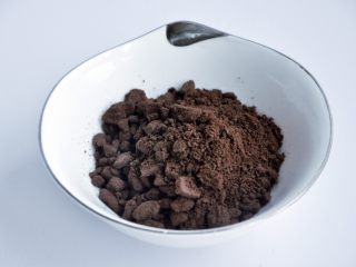 2、抹茶慕斯,准备适量的奥利奥饼干碎。