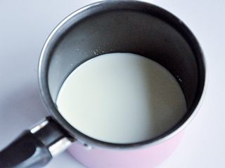 7、抹茶慕斯,用小火将牛奶和糖粉A加热至糖溶化，然后关火。