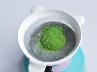 8、抹茶慕斯,筛入抹茶粉，混合均匀。