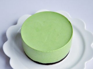 15、抹茶慕斯,脱模时模具底部放一个比模具小的杯子，用吹风机沿着模具外围吹，然后轻轻的将模具往下滑落。