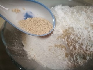 1、做饼＋蘑菇鲜虾披萨饼,面粉中加入酵母