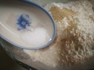 2、做饼＋蘑菇鲜虾披萨饼,少许盐